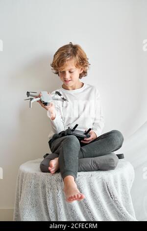 Niño manipulando un drone y el mando a distancia que acaba de dar a él