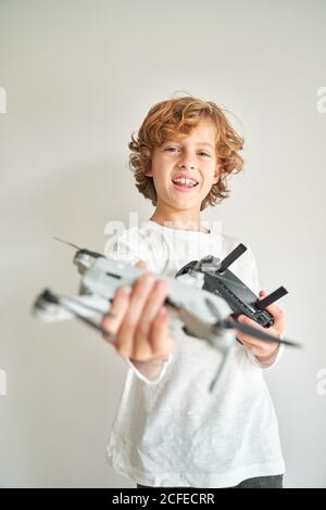 Niño manipulando un drone y el mando a distancia que acaba de dar a él