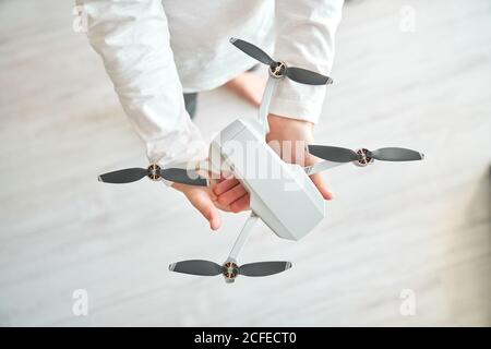 Niño manipulando un drone y el mando a distancia que acaba de dar a él