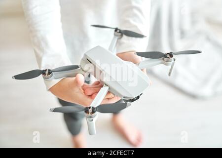 Niño manipulando un drone y el mando a distancia que acaba de dar a él
