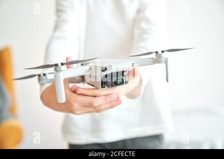 Niño manipulando un drone y el mando a distancia que acaba de dar a él