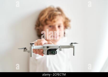 Niño manipulando un drone y el mando a distancia que acaba de dar a él