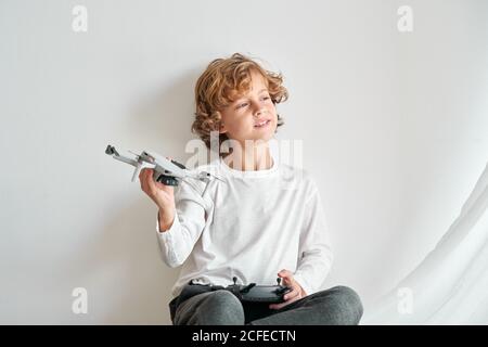 Niño manipulando un drone y el mando a distancia que acaba de dar a él