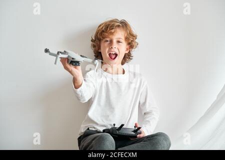 Niño manipulando un drone y el mando a distancia que acaba de dar a él