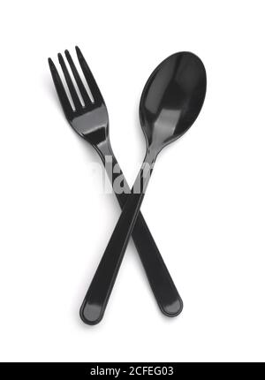 Vista superior de la cuchara de plástico negro y el tenedor aislado blanco Foto de stock
