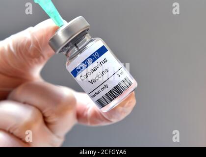 Vacuna contra el coronavirus en vial en la tercera fase de ensayo en el laboratorio médico de moderna en EE.UU. Vacuna COVID-19. Concepto médico y sanitario. Foto de stock