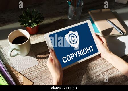 Icono de copyright en la pantalla. Derecho De Patentes Y Propiedad Intelectual. Concepto De Negocio, Internet Y Tecnología