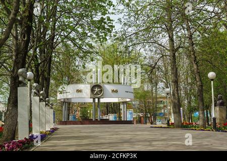 SLAVYANSK-ON-KUBAN, RUSIA - ABRIL 09.2016: jardín de la memoria (memorial), establecido en honor del 40 aniversario de la Victoria en el gran Pat Foto de stock