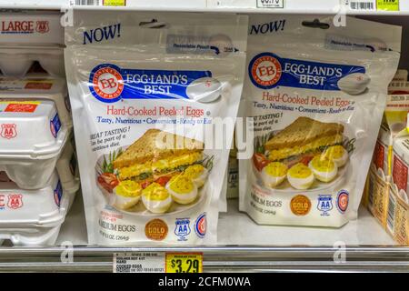 Paquetes de huevos duros y pelados a la venta en un supermercado americano.