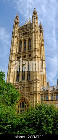 Victoria Tower, Westminster Palace, Londres, Reino Unido. Imagen de alta resolución que muestra detalles arquitectónicos finos.
