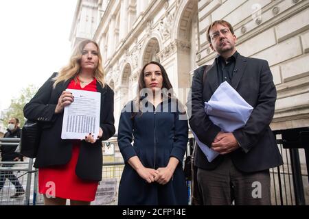 Stella Moris (centro) con Rebecca Vincent y Christian Mihr de Reporteros  sin Fronteras, fuera de Downing Street, en Westminster, Londres, después de  intentar entregar una petición de Reporteros sin Fronteras contra la
