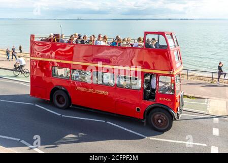 AEC Regent III bus en Ensignbus Ruta 68 servicio a lo largo del paseo marítimo en Southend on sea, Essex, Reino Unido. Evento especial de extravagancia de autobuses con techo abierto Foto de stock