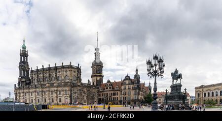 Dresden, Sajonia / Alemania - 3 de septiembre de 2020: La plaza Schlossplatz en Dresde Foto de stock