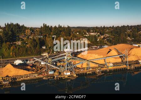 Foto aérea de un gran molino de sierra en Coos Bay, Oregon. Foto de stock