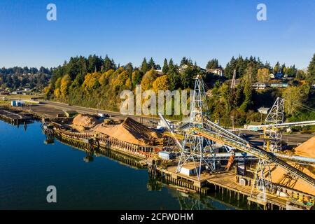 Foto aérea de un gran molino de sierra en Coos Bay, Oregon. Foto de stock