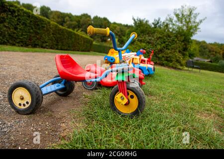 niña en triciclo