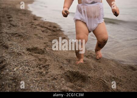 Niño de arena caminando en una playa Presque Isle