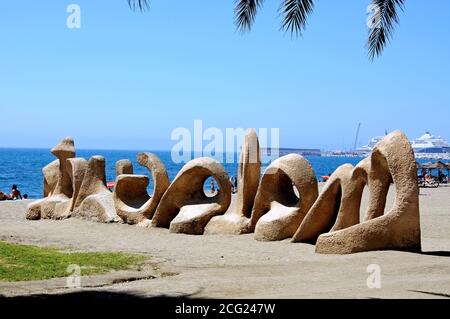 Signo de piedra que parece una escultura de arena en la playa de Malagueta, Málaga; España. Foto de stock