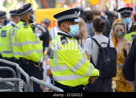 Londres, Reino Unido. Policías Metropolitanos custodiando Downing Street durante una protesta por la rebelión de extinción en Whitehall, 8 de septiembre de 2020.