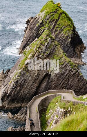 Con vistas a los acantilados rocosos de la bahía de Dunquin en la península de Dingle, Condado de Kerry en la República de Irlanda. Foto de stock