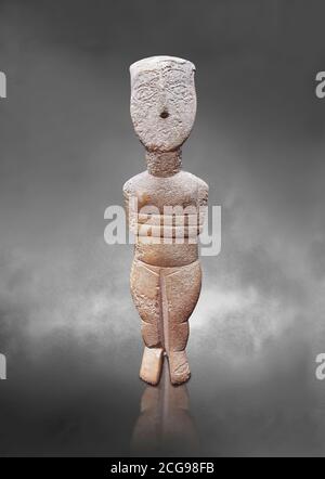 Estatuilla femenina : Cícladas tipo canónico, variedad Spedos. Período Cícladas temprano II, (2800-2300 AC), ' Museo de Arte Cícladas Atenas. Gris B Foto de stock