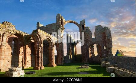 Las ruinas de la abadía de Lindisfarne, de estilo románico anglosajón, que se encuentran en el castillo de Lidisfarne, la isla Santa, Lindisfarne, Northumbria, Inglaterra