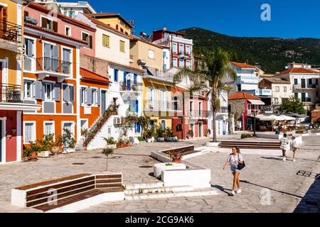 Casas coloridas en la ciudad de Parga, región de Preveza, Grecia. Foto de stock
