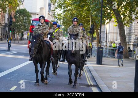 Londres, Reino Unido. 10 de septiembre de 2020. Londres. 10/09/2020. Los miembros de los militares cabalgan a lo largo de Whitehall en el centro de Londres esta mañana. Foto: Ιoannis Alexopoulos/ ALAMY LIVE NEWS Foto de stock