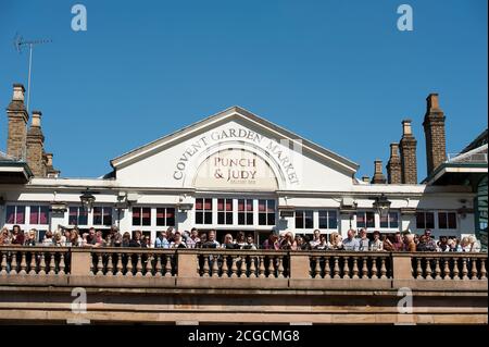 La gente disfruta de una copa en el bar del balcón del Punch & Judy pub en el famoso Covent Garden de Londres, Inglaterra.