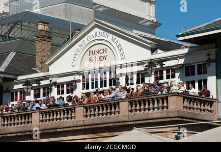 La gente disfruta de una copa en el bar del balcón del Punch & Judy pub en el famoso Covent Garden de Londres, Inglaterra.