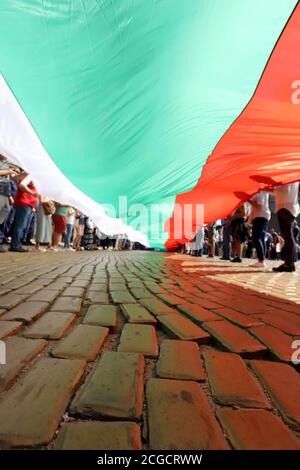 10 de septiembre, Sofía, Bulgaria: 64º día de protestas contra la mafia, el gobierno y el fiscal general Ivan Geshev. La gente desenrolla la fl búlgara