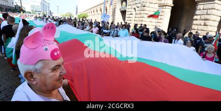 10 de septiembre, Sofía, Bulgaria: 64º día de protestas contra la mafia, el gobierno y el fiscal general Ivan Geshev. La gente desenrolla la fl búlgara