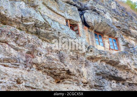 Monasterio rocoso en Tipova Moldavia . Cueva Monasterio construido en acantilados Foto de stock