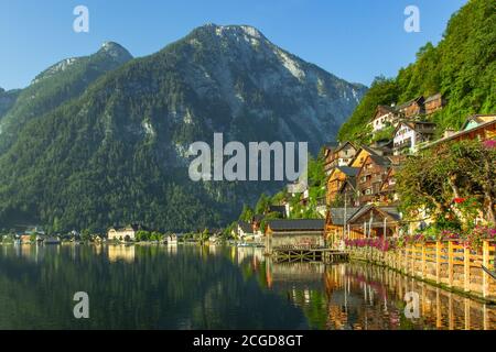 Vista clásica de postal de la famosa ciudad de Hallstatt junto al lago, Austria. Vista panorámica panorámica de la hermosa ciudad que se refleja en Hallstatter See. Foto de stock