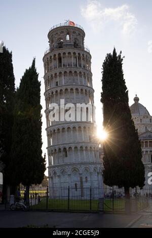 Silueta de la torre inclinada de Pisa, Toscana, Italia, Europa.