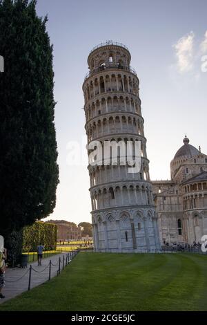 Torre inclinada de Pisa en la luz de la noche, Toscana, Italia, Europa.