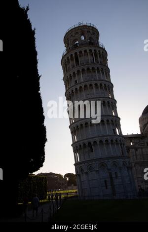 Silueta de la torre inclinada de Pisa, Toscana, Italia, Europa.