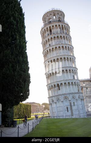 Torre inclinada de Pisa en la luz de la noche, Toscana, Italia, Europa.