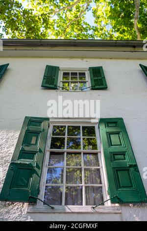 Histórica casa colonial americana con hermosos muebles de madera y ventanas  antiguas. Construcción de espigas de madera visible en marcos, así como  aspecto ondulado de anti Fotografía de stock - Alamy