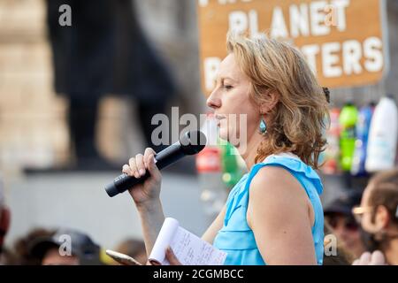 Londres, Reino Unido. - 10 Sept 2020: Gail Bradbrook, co-fundador de la Rebelión de extinción, hablando en una protesta del grupo en la Plaza del Parlamento.