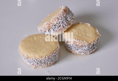 Tradición Argentina: Foto de cerca de deliciosos alfajores de maicena sobre la mesa frente a la infusión caliente de yerba mate