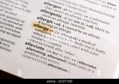La palabra o frase Alergia en un diccionario resaltado con marcador. Foto de stock