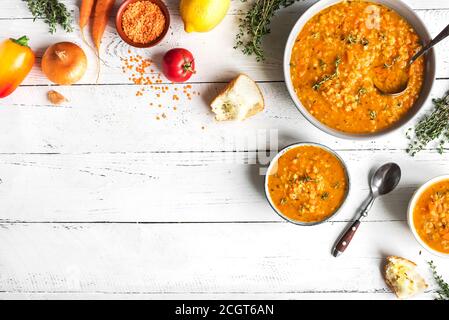 Sopa de lentil rojo con verduras sobre fondo blanco, vista superior, espacio de copia. Tradicional turco o árabe lentejas y sopa picante de verduras, vega saludable Foto de stock