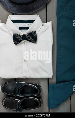 Camisa blanca con moño negro online hombre