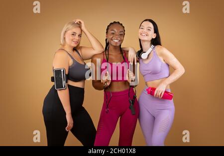 grupo de mujeres deportivas que usan ropa deportiva diferente 16253787 Foto  de stock en Vecteezy