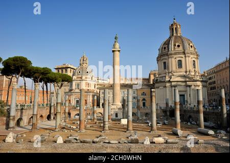 Italia, Roma, Foro de Trajano, Basílica Ulpia y columna de Trajano Foto de stock