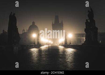 Vista dramática del Puente de Carlos en Praga en Misty Noche