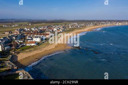 Vista aérea de Elie y la playa de Earlsferry en el este de Neuk Fife, Escocia. Vista aérea de Elie y la playa de Earlsferry en el este de Neuk Fife, Escocia.