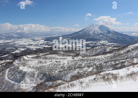 Vista de la estación de esquí del área de Niseko y el volcán Monte Yotei, Hokkaido, Japón Foto de stock