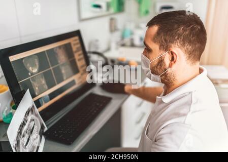 Dentista que hace el examen de la radiografía y elegir el tratamiento en la clínica Foto de stock